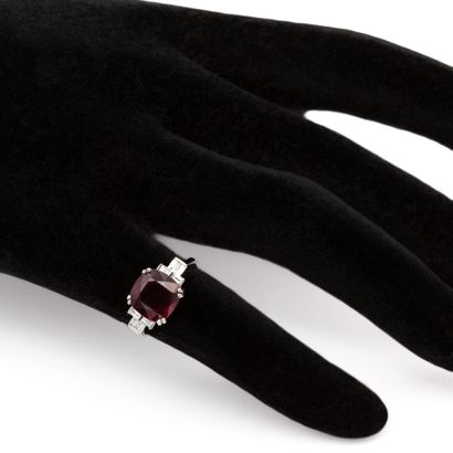 Bague en or blanc (750) 18K sertie d'un grenat...
