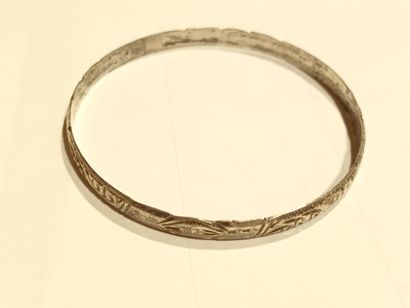 Bracelet jonc rigide en argent, décor d'arabesques.

Poids...