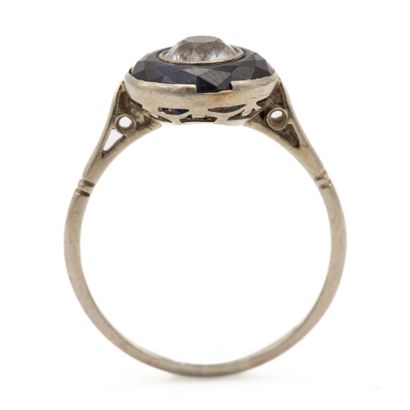 Bague en platine corolle sertie clos d'une...