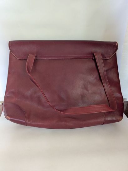 LANVIN. Sac bordeaux en cuir, interieur tissu...