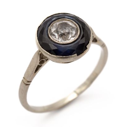 Bague en platine corolle sertie clos d'une...