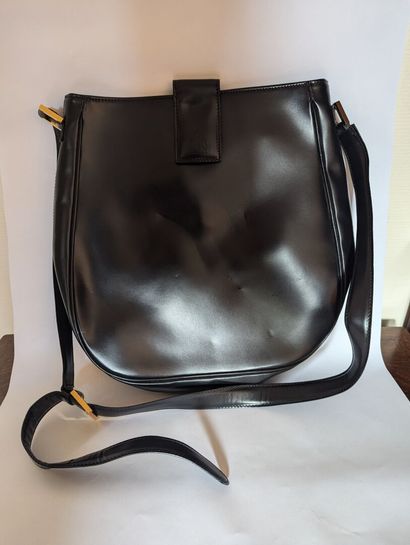 LANVIN. Sac bandoulière en cuir noir.
Fermeture...