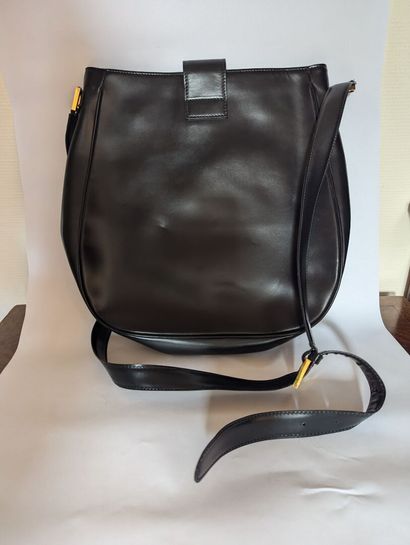 LANVIN. Sac bandoulière en cuir noir.
Fermeture...