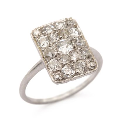 Bague en platine, corbeille rectangle integralement...