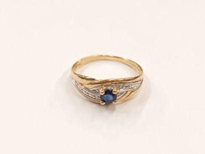 Bague en or jaune et blanc (750) 18K centrée...