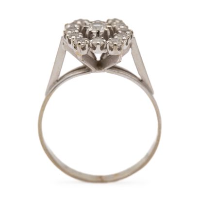 Bague en or blanc (750) 18K corbeille figurant...