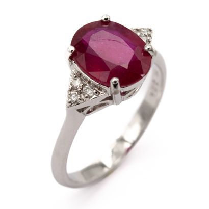 Bague en or blanc (750) 18K ornée d'un rubis...