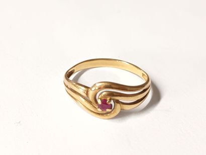 Bague en or jaune (750) 18K volutes retenant...