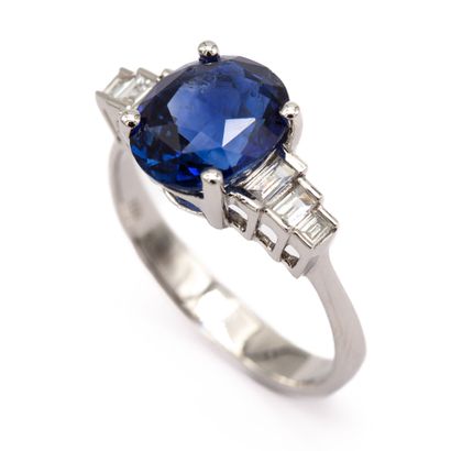 Bague en or blanc (750) 18K ornée d'un saphir...