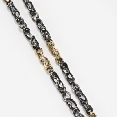 Collier en argent et vermeil retenant une...