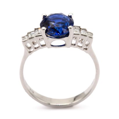 Bague en or blanc (750) 18K ornée d'un saphir...