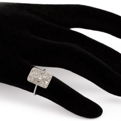 Bague en platine, corbeille rectangle integralement...