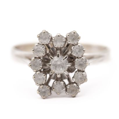 Bague en or blanc (750) 18K corbeille figurant...
