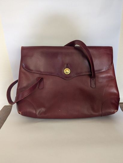 LANVIN. Sac bordeaux en cuir, interieur tissu...