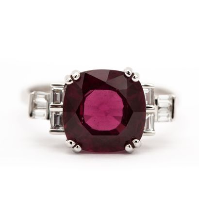 Bague en or blanc (750) 18K sertie d'un grenat...