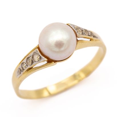 Bague en or jaune (750) 18K ornée d'une perle...