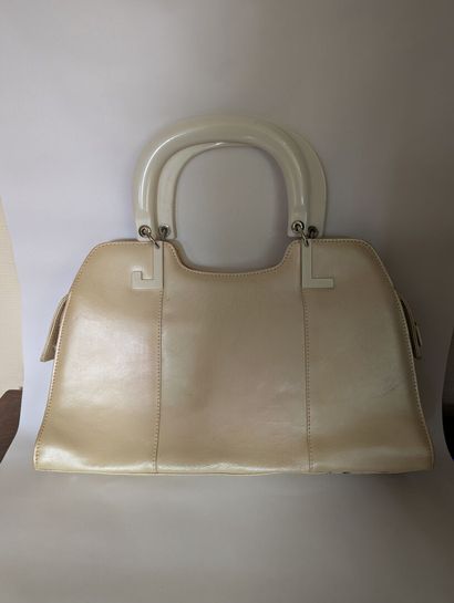 LANVIN. Sac à main crème en cuir lisse.
Anses...
