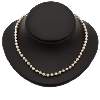 Collier un rang de perles de culture de même...
