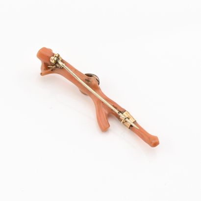 Broche en or jaune (750) 18K retenant une...