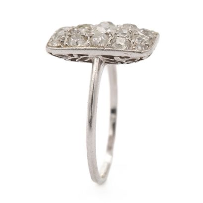 Bague en platine, corbeille rectangle integralement...