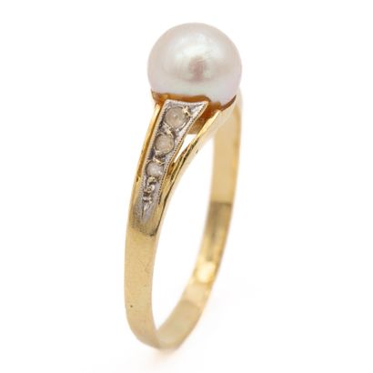 Bague en or jaune (750) 18K ornée d'une perle...