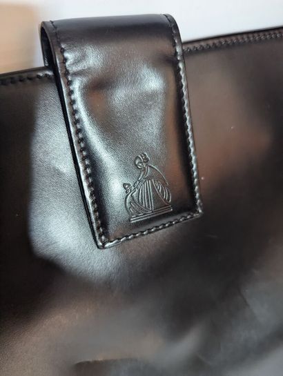 LANVIN. Sac bandoulière en cuir noir.
Fermeture...