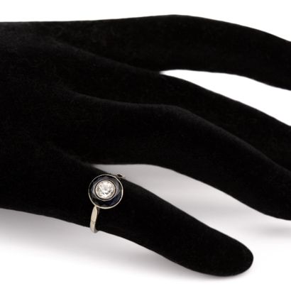 Bague en platine corolle sertie clos d'une...