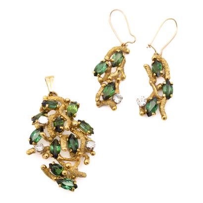 Pendentif et boucles d'oreilles assorties...