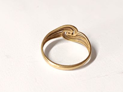 Bague en or jaune (750) 18K volutes retenant...