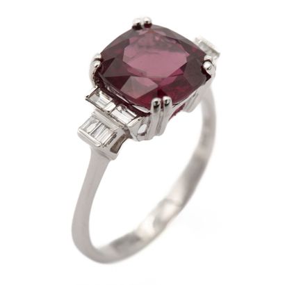 Bague en or blanc (750) 18K sertie d'un grenat...