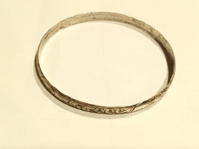 Bracelet jonc rigide en argent, décor d'arabesques.

Poids...
