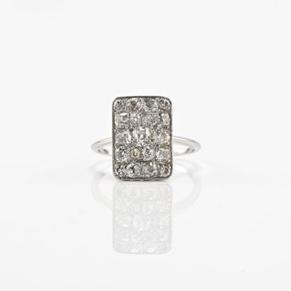 Bague en platine, corbeille rectangle integralement...