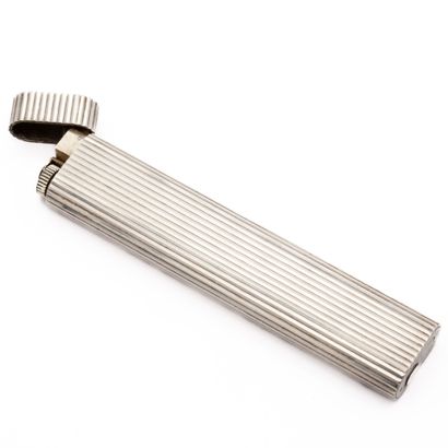 CARTIER Briquet de table en métal argenté...