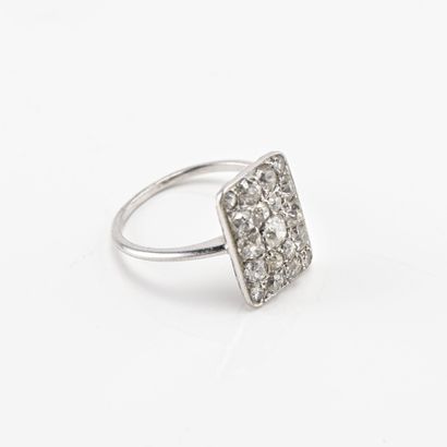 Bague en platine, corbeille rectangle integralement...