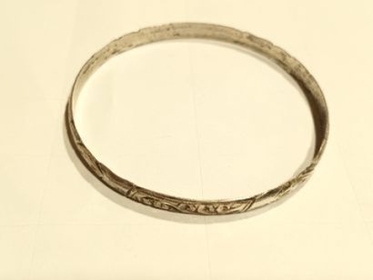 Rigid silver bangle with arabesque design.

Weight:...