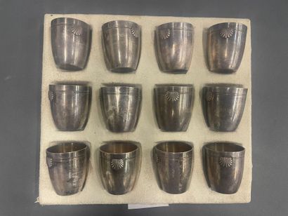 Douze gobelets à liqueur à décor de coquille...