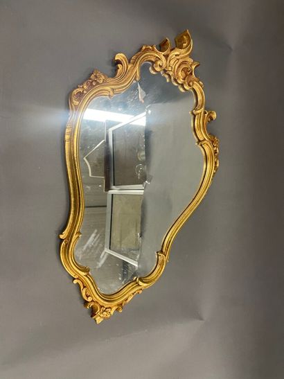 Miroir écusson en bois doré 
Srtle Baroque...