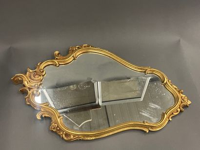 Miroir écusson en bois doré 
Srtle Baroque...