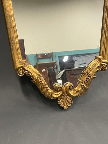 Miroir en forme d'écusson en stuc doré
Stylze...