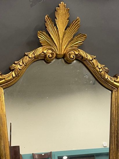Miroir en forme d'écusson en stuc doré
Stylze...