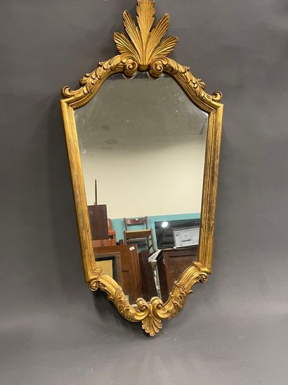 Miroir en forme d'écusson en stuc doré
Stylze...