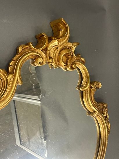 Miroir écusson en bois doré 
Srtle Baroque...