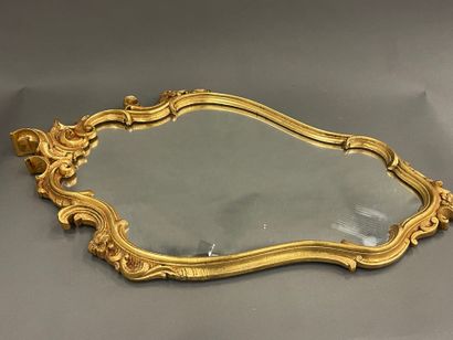 Miroir écusson en bois doré 
Srtle Baroque...