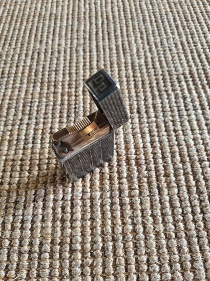 DUPONT 
Briquet en métal argenté avec son...