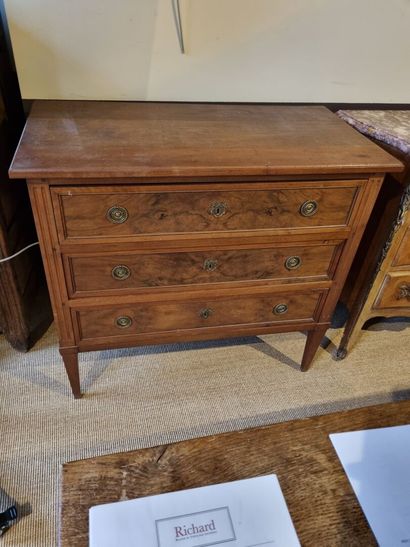 Commode de style Louis XVI ouvrant par trois...