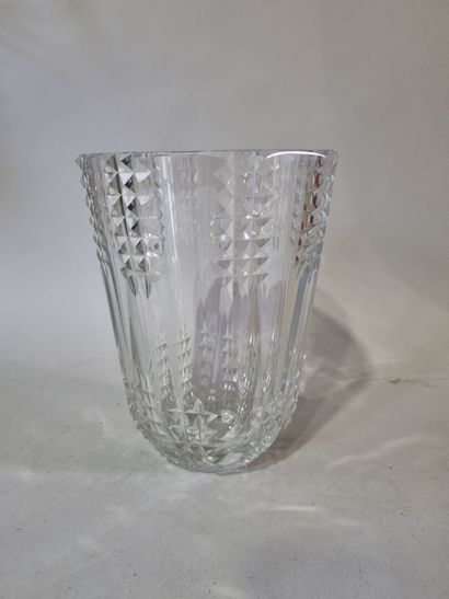SAINT LOUIS - CRISTAUX D'ART 
Vase en cristal...