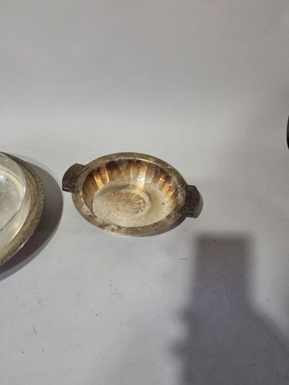 Coupe en métal argenté et présentoir en verre...