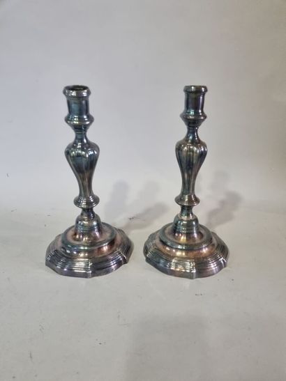 Paire de bougeoirs en métal argenté 
H :...
