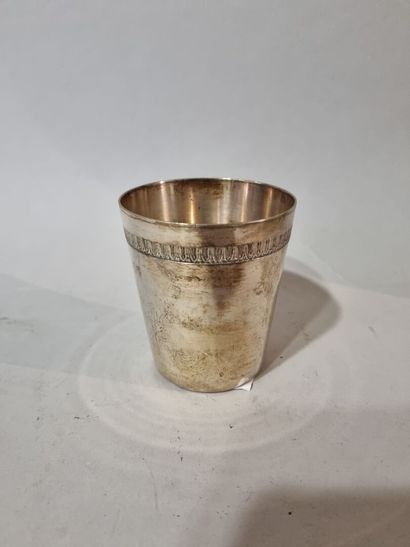 Timbale en métal argenté 
H : 8 cm
