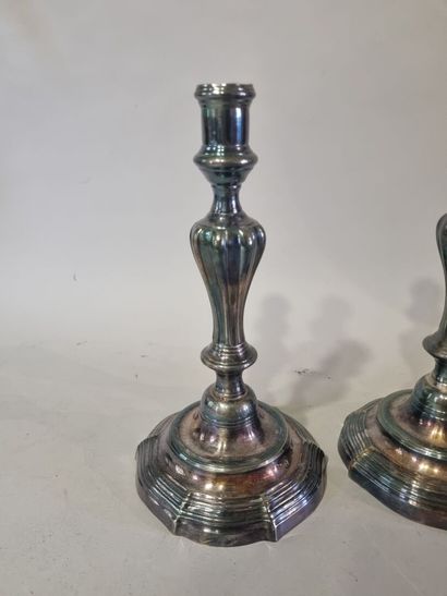 Paire de bougeoirs en métal argenté 
H :...